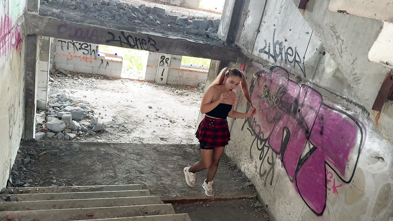 Follé con una colegiala en un edificio abandonado
