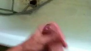 Grosse éjaculation dans une vieille salle de bain à réparer