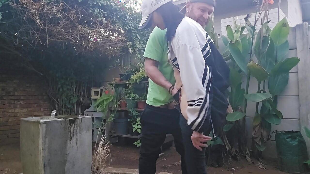 隣人に見せられるように、噴水で妻とセックスする