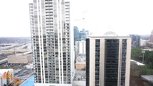 Zenci balkonda büyük zenci emiyor