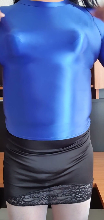 Visar min blå spandexblus och mina spetsiga bröst