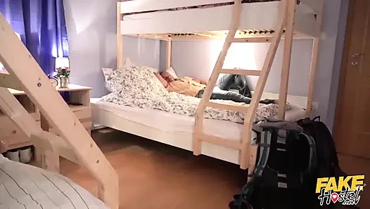 Fake hostel - partner takası bölüm i: cızırtılı karşılaşmalar ve baştan çıkarıcı takaslar