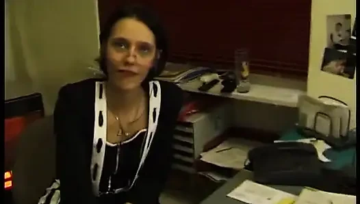 Spex brünette lutscht schwanz und bekommt doggystyle in pov