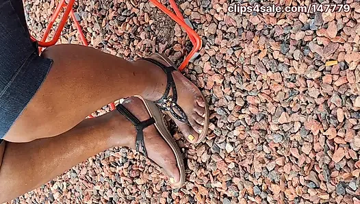 Мясистые чернокожие бедра и зрелые ступни толстушки с пухлыми сочными желтыми пальцами ног