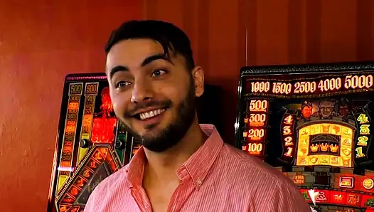 Трахаю на бильярдном столе... сперма на киске