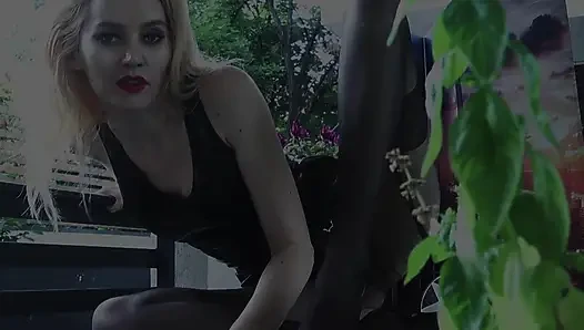 Naylon çorapların içine boşalmak için yalvarıyor