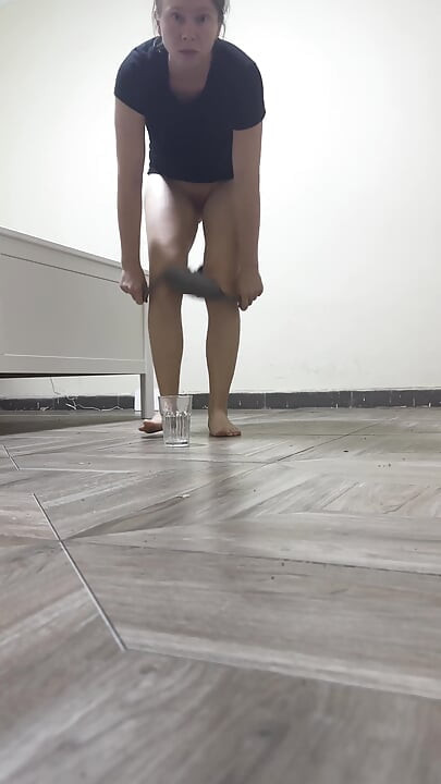 u čašu i masturbiram