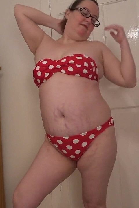 Rode bikini striptease