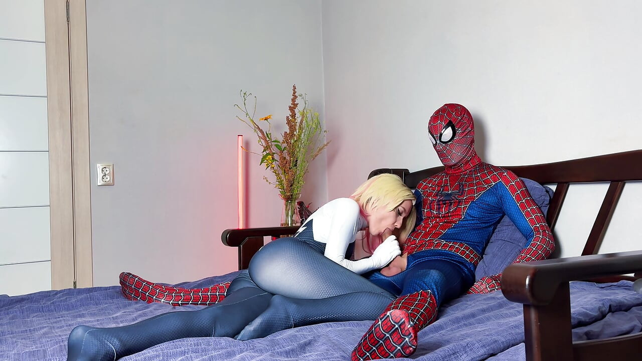 Gwen stacy lagi asik ngentot kontol spider-man