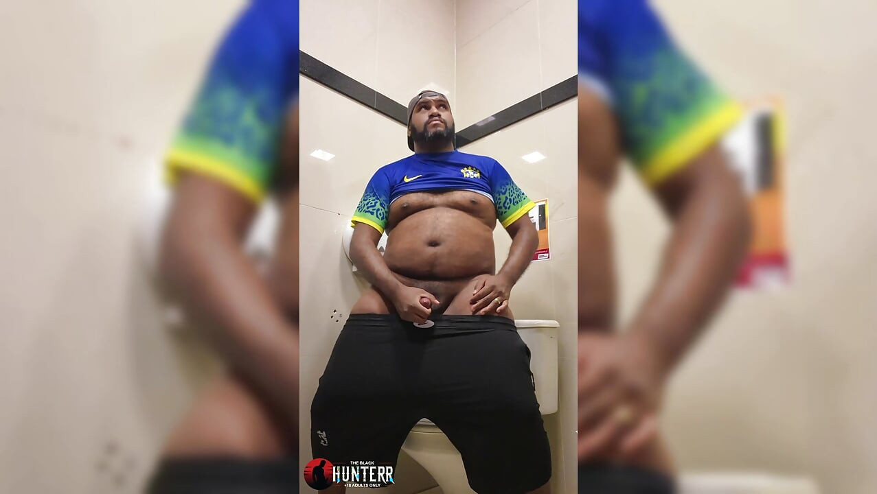 No pude aguantarme y me corrí mucho en el baño