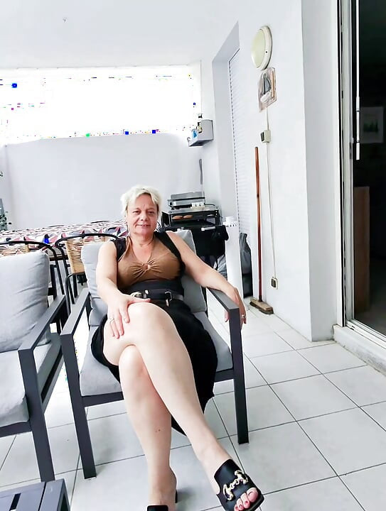 Raširi mi tangice i jebe mi pičku i guzu u POV-u