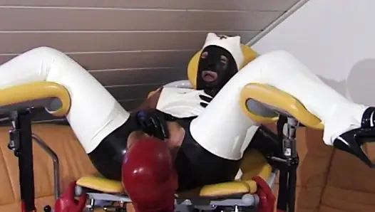 Молодая возбужденная женщина вводит секс-игрушку в ее киску