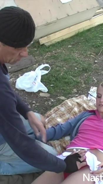 Must-see okamžik z "Stařík šuká 18letou teenie venku"