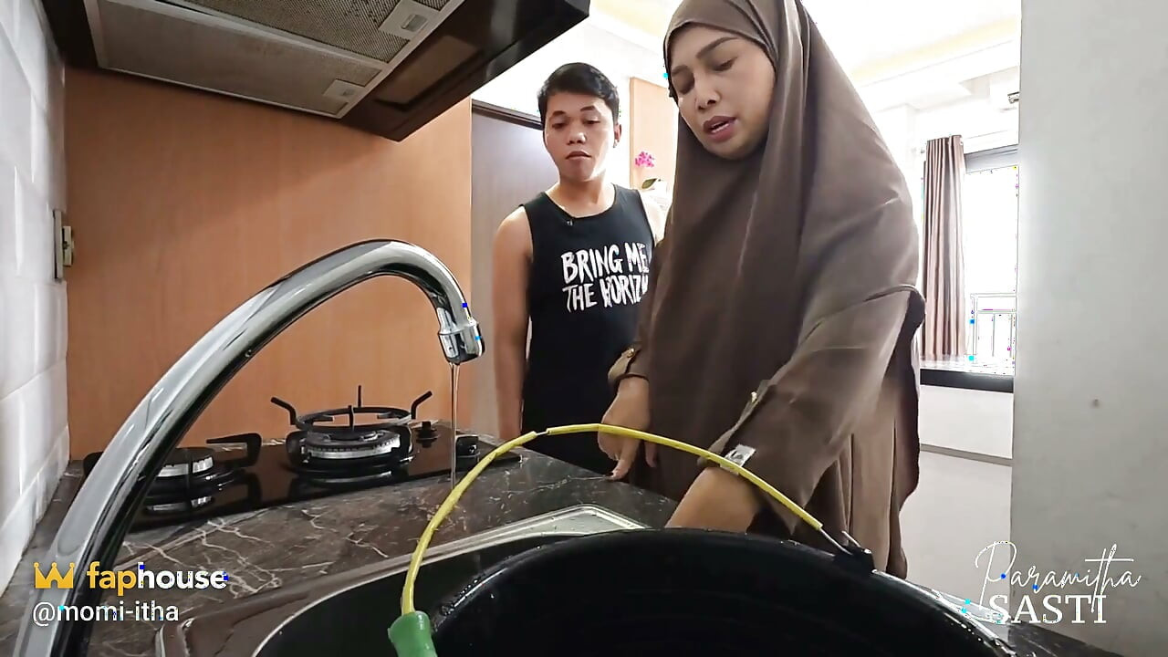 Vecina mea cu voulă hijab a cerut ajutor pentru repararea unui canal de scurgere din bucătărie