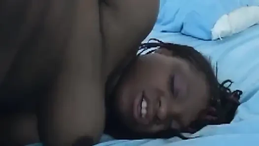Tante seksi ini dientot habis-habisan sama kontol besar pria kulit hitam sampai menganga lebar