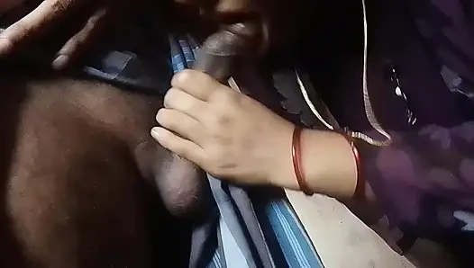 Tamil köylü kız mutfakta kocasının yarağını emiyor