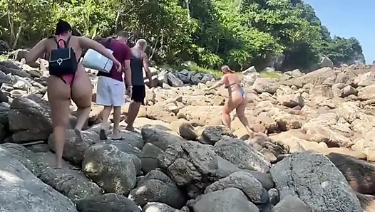 Rambut cokelat panas dengan bikini thong di jejak pantai sepi lezat