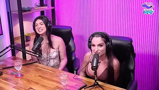 Sevimli iri güzel kadın ve kız arkadaşları fahişelik edepsizce konuşuyor