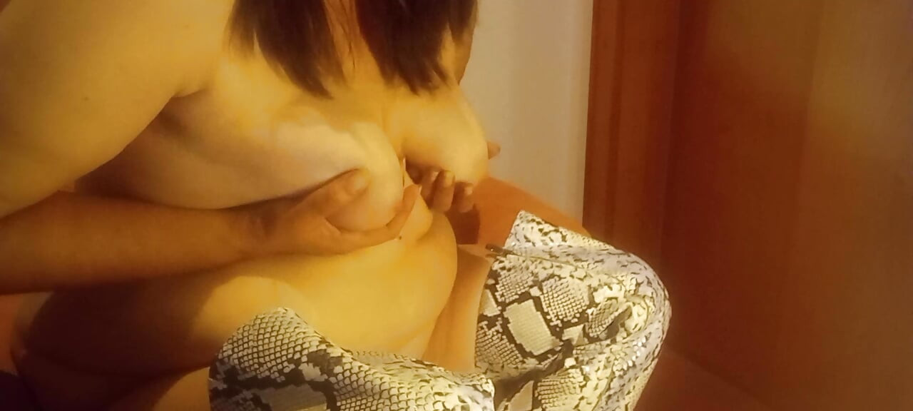 Prawdziwa amatorska milf bawi się swoimi naturalnymi wiszącymi piersiami - obwisłe cycki drażnią