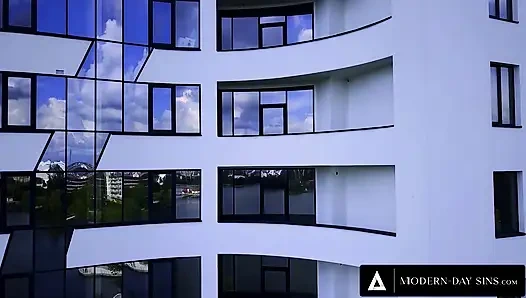 MODERNE SÜNDEN - 2 wütende männer ficken die versaute freundin gizelle blanco im aufzug grob