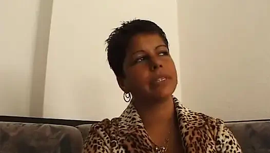 Büyük götlü zenci sürtük oyuncu seçmelerinde amını ovuyor ve parmaklıyor