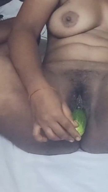 Zadivljujući trenutak iz "Desi girl ni keera tho thosi kurchile petti ongo petti denga gattiga"