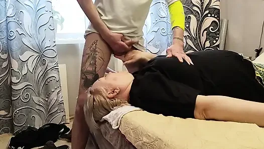 Sikimi sıvazlıyorum ve kız arkadaşımın üzerine boşalmak için ağzımdan sikiyorum