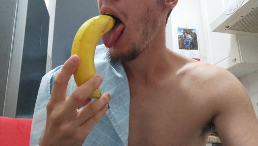 Un Croate suce profondément une énorme banane
