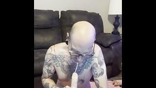 Tetovirani cuckold puši kurac