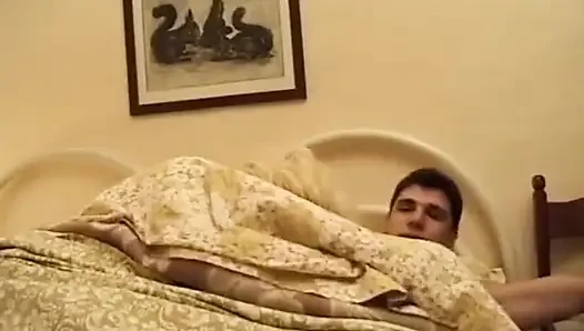 Seksi sarışın orta yaşlı seksi kadın genç adamla anal seks yapıyor