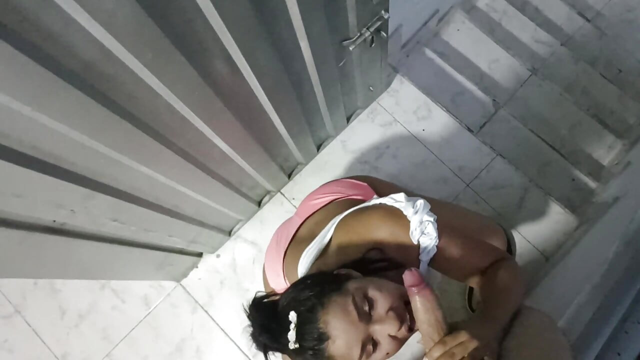 O curvă sexy îi oferă muie șefului ei pentru o mărire