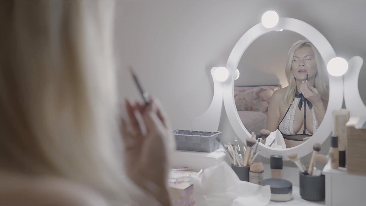 Jasmin - dildo ke sath akeli room garls