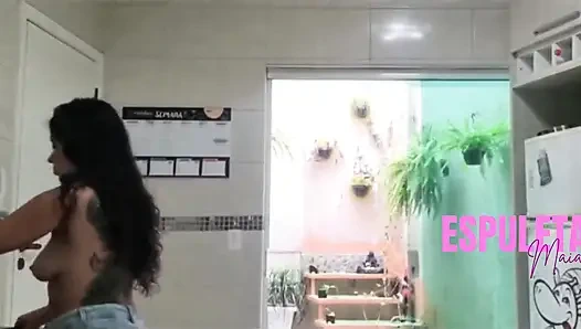 Ateşli esmer farklı bir şekilde yemek yapıyor - komşular için çıplak.