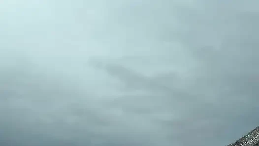 Cewek hot ini lagi asik ngocok dan crot di toketnya di bak mandi