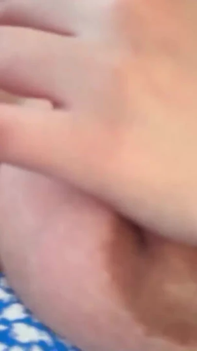 这个印度大胸女孩在车里自慰，玩弄她的阴户和大嘴唇。|剪辑 1