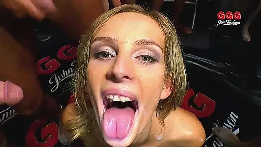 Cewek hot rambut pirang lagi asik nyepong kontol besar di pesta seks threesome liar