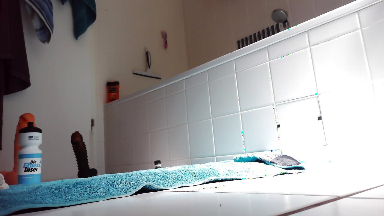 Prodirem u svoju gladnu rupu s ekstremno velikim dildima u odjeći navijačice.