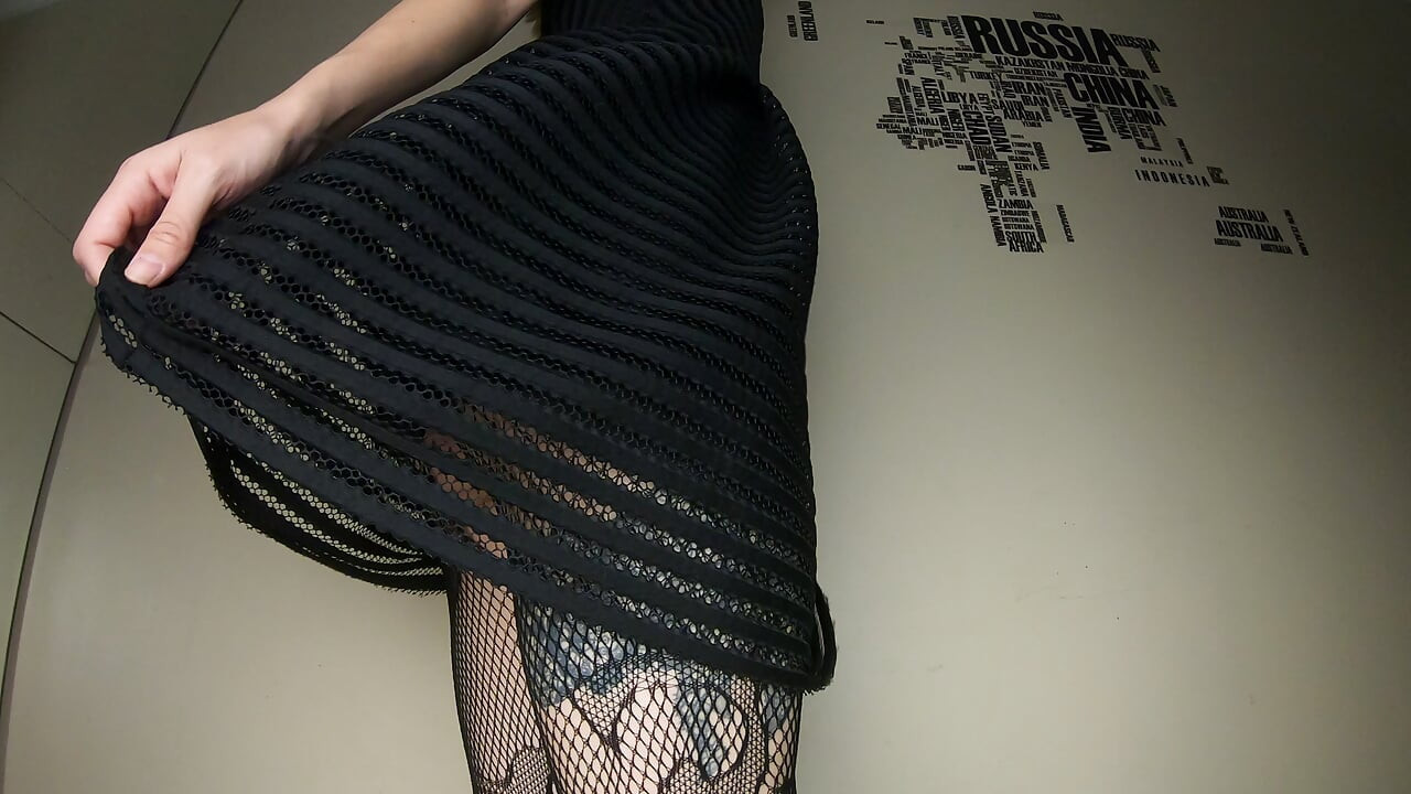 Changement de vêtements - fille au corps parfait