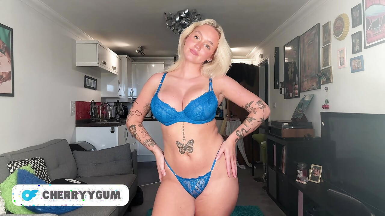 Naakte bikini passen met enorme tieten