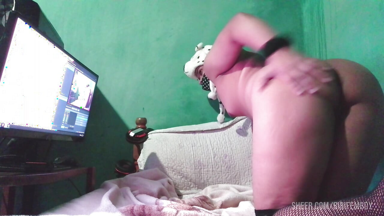 Tranny femboy łukuje ich duży tyłek, gotowy do wzięcia penisa.