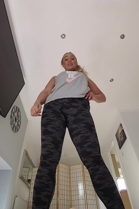 Beth Bennett - Facesitting Panty Stuffing