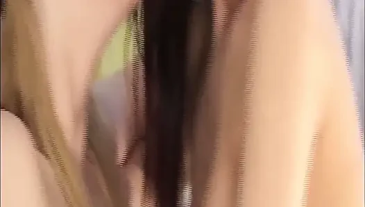 Cewek rambut pirang dan cokelat berbagi dildo ungu tebal
