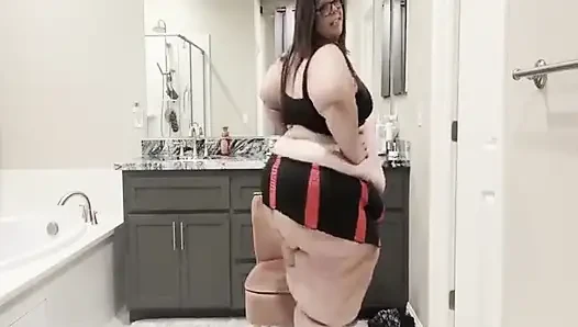 Plump Paradise: Costume Role Play Tease (sd)