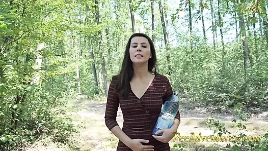 Soyunmak zorunda kaldı ve bir temizlemede yetkin bir şekilde çıplak olarak kendini boşalttı