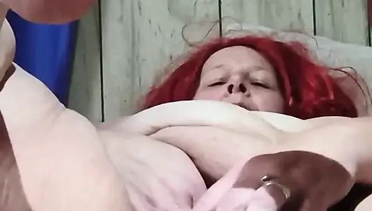 Memek cewek nakal rambut merah ini dientot habis-habisan sama pria tetangganya