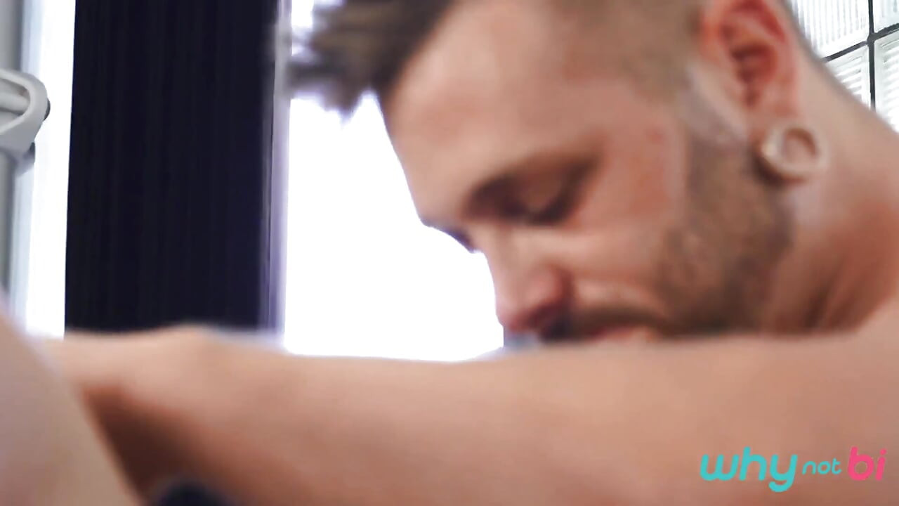 Pourquoi pas bi - Alice Paradise, Derek et Chase, bricoleur musclé, transforment une visite de réparation au bureau en trio bisexuel intime