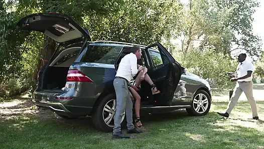 Двое мужчин сбили автостопщика