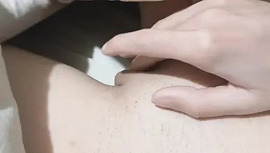 Я рискованно мастурбую под одеялом рядом со своей сводной сестрой ночью