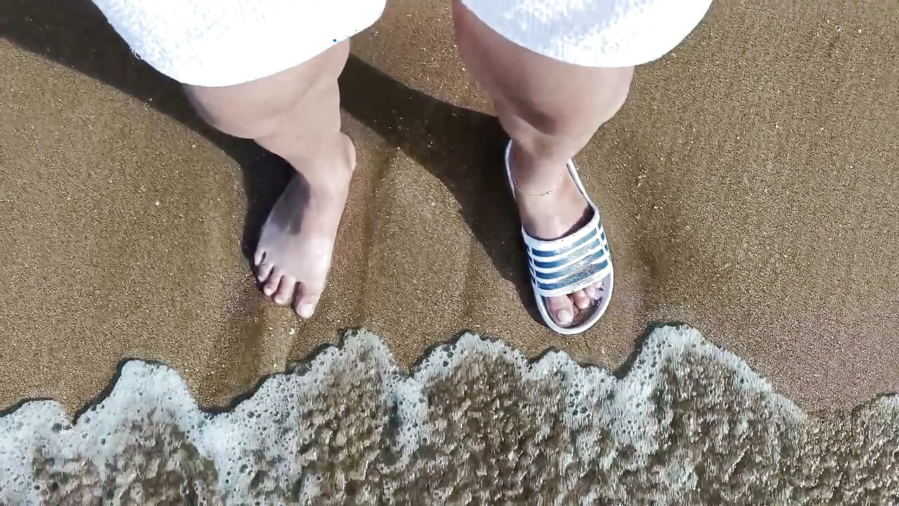 Voeten en de zee extra slowmotion - een voet op blote voeten en voet in glijbaan - geweldige voeten in zee