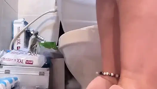 Толстушка в шубе и золотых каблуках: бразильская богиня разбивает новый туалет с газовыми яйцо плосками